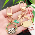 Niedliche Panda und Bambus Schlüsselanhänger mit Goldbeschichtung und Charms - Mutter und Baby Panda (ER1119)