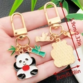 Süßer Panda und Bambus Emaille-Schlüsselanhänger mit goldenem Karabiner für Taschen - Panda mit Apfel (ER1120)