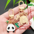 Simpatico portachiavi a forma di panda con bambù, finitura in smalto e gancio dorato - Faccia di Panda Gigante (ER1123)