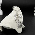 Dettaglio dei ciondoli tartaruga in argento vintage con motivi geometrici sul portachiavi - Serie Tartaruga Argento Antico