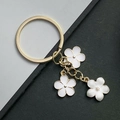 Süßer weißer Kirschblüten Schlüsselanhänger aus Goldmetall für Taschen und Autos - Weiß