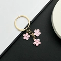 Kirschblüten-Schlüsselanhänger in Rosa mit goldenen Ringen und Emaille-Blumenanhängern - Rosa