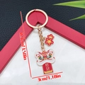 Goldener Löwen-Schlüsselanhänger mit rotem Zhaocai-Banner und Glücksbringern - Roter Glückslöwe (ER2151)