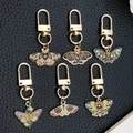 Set di 6 portachiavi vintage in smalto con farfalle e falene su base in pelle nera lucida - Stile Farfalla a Goccia d'Olio (ER763)