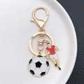 Llavero de fútbol dorado con mini balón y colgante de jugador en rojo - Estilo Jugador de Fútbol
