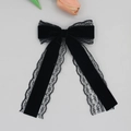 Dettaglio del fermaglio per capelli in velluto nero vintage con lunghi nastri in pizzo - Stile Velluto Pizzo Nero / Nero