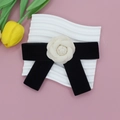 Detalle del elegante broche de lazo en terciopelo negro con adorno de flor de camelia - Lazo de Camelia de Cinta de Terciopelo (01#)