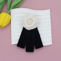 Detalle del broche de camelia en tela blanca con cintas de terciopelo negro en soporte - Camelia de Tela Individual con Cinta (04#)