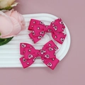 Gros plan détaillé de nœuds à cheveux en gros-grain rose vif avec motif de cœurs blancs - Cœur Rose Vif (06#)