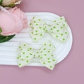 Détail de nœuds à cheveux en gros-grain crème avec motifs de cœurs verts sur un plateau - Cœur Vert Crème (10#)