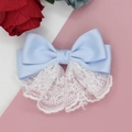 Hellblaue Satinschleife Haarspange mit weißer Spitze auf rosa und weißem Hintergrund - Blau