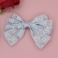 Detailansicht der hellblauen Chiffon-Haarspange mit Kirschblüten auf rosa Hintergrund - Blau