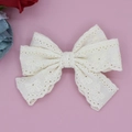 Dettaglio del fermaglio a fiocco in pizzo crema con ricami traforati eleganti - Stile Beige Fine Traforato (米3)