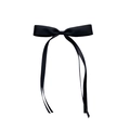 Détail d'un nœud en satin noir pour cheveux avec de longs rubans élégants pendants - Noir