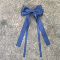 Détail d'un double nœud en satin bleu marine avec de longs rubans élégants - Bleu Marine