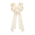 Detail einer eleganten cremefarbenen Satin-Haarklammer mit langen Bändern und glatter Seide - Beige