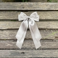 Vue détaillée de la pince à cheveux en satin gris argenté avec de longs rubans soyeux - Gris Foncé 017