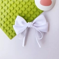 Elegante witte satijnen strik haarspeld met een gladde glanzende afwerking voor dames - Wit