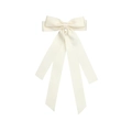 Detail einer eleganten cremefarbenen Satin-Haarschleife mit langen fließenden Bändern - Beige