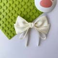 Elegante crème satijnen haarclip met lange linten en een gladde zijden textuur - Beige