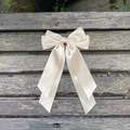 Détail d'une pince à cheveux avec nœud en satin champagne et longs rubans élégants - Khaki 835