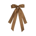 Vue détaillée de la barrette à nœud en satin marron avec de longs rubans et coupe en queue - Café