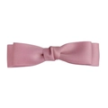 Détail d'une élégante pince à cheveux avec double nœud rose poudré en tissu texturé - Rose Poudré