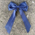 Dettaglio del fermaglio per capelli in raso blu navy con doppio fiocco e nastri - Blu navy
