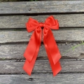 Détail d'un grand nœud en satin rouge à plusieurs couches avec de longs rubans soyeux - Rouge 235
