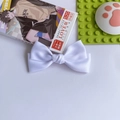 Detailaufnahme der eleganten weißen Satin-Schleifen-Haarklammer mit Seidenband-Struktur - Weiß