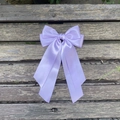 Gros plan détaillé du nœud à cheveux en satin lavande avec une finition brillante - Mauve Clair 430