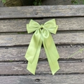 Détail d'un nœud papillon en satin vert clair à double épaisseur pour cheveux - Vert Armée 563