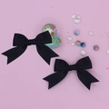 Détail de deux barrettes à nœud en ruban gros-grain noir avec design en queue d'aronde - Ensemble de 2 Pièces / Noir