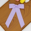 Détail d'un nœud papillon en ruban gros-grain lavande avec longs rubans sur plateau - Mauve Clair