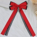 Detalle de lazo rojo estilo Gothic Lolita con encaje negro y colgante de cruz plateada - Rojo