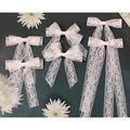 Detalle de pinzas para el pelo con lazos de encaje bordado blanco y cintas largas en verde - Blanco