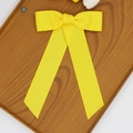 Détail du nœud en ruban gros-grain jaune vif avec de longs rubans élégants - Jaune