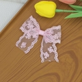 Pince à cheveux noeud en dentelle rose avec fleurs sur support en bois naturel - Rose