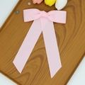 Détail de la pince à cheveux noeud en gros-grain rose avec de longs rubans élégants - Rose