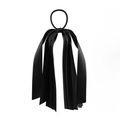 Détail d'un chouchou en satin noir élégant avec de longs rubans pour coiffures femmes - Noir
