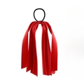 Vue détaillée d'un chouchou en ruban satin rouge avec élastique noir à haute élasticité - Rouge
