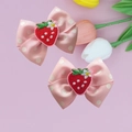 Paire de jolies pinces à cheveux à nœuds roses à pois avec broderie fraise et fleurs - Style Fraise Rose À Pois