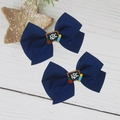 Détail de nœuds marins en gros-grain avec motifs scolaires comme tableau ABC et pomme - Bleu marine