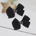 Détail de deux nœuds en gros-grain noir avec motifs scolaires comme l'alphabet et la pomme - Noir