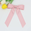 Dettaglio del fermaglio per capelli con fiocco in nastro rosa e lunghi nastri di seta - Rosa