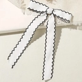 Elegante lazo blanco para el pelo con borde festoneado negro y cintas largas - Goma de pelo / Blanco