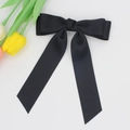 Dettaglio dell'elegante fiocco nero per capelli con lunghi nastri di seta - Nero