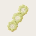 Detalle de cerca del pasador de flores bordadas a mano en tonos verde suave y crema - Verde fruta