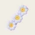 Détail de la barrette marguerite brodée à la main avec pétales bleus et texture fine - Blanc