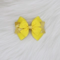 Détail du nœud papillon multicouche en ruban jaune et tissu doré pailleté pour cheveux - Jaune